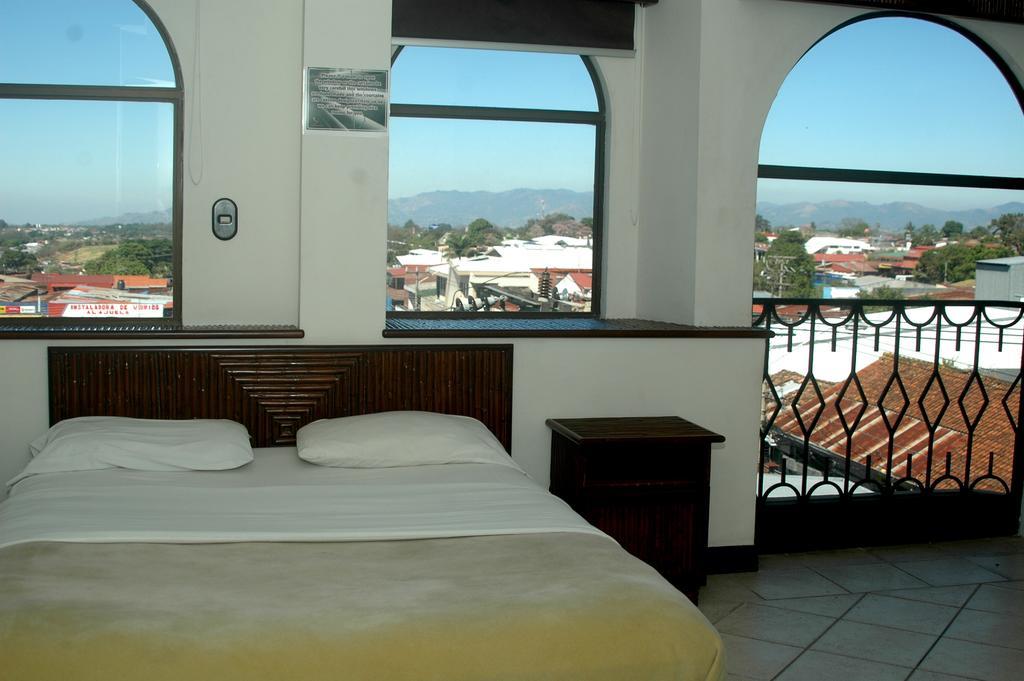 Alajuela Backpackers Airport Hostel מראה חיצוני תמונה