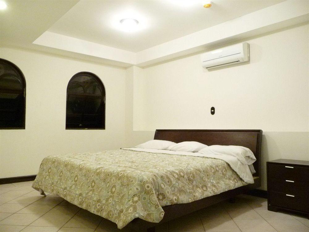 Alajuela Backpackers Airport Hostel מראה חיצוני תמונה